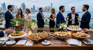Vista de una ciudad al atardecer desde un salón de eventos