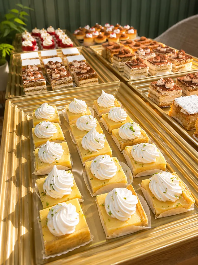 Mini postres y dulces decorados dispuestos para un evento