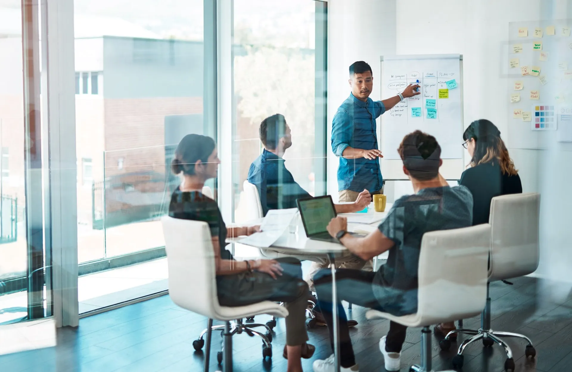 Equipo corporativo colaborando en una sesión de trabajo